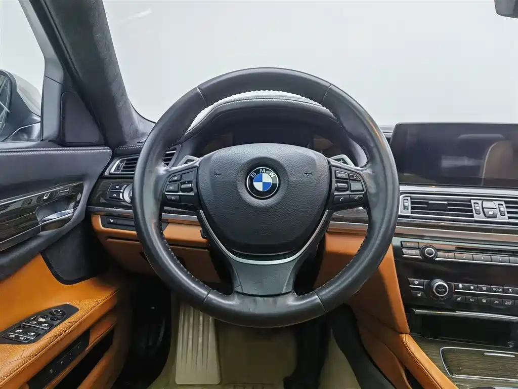 BMW 7 Series 2014 — фото 11