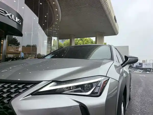 Lexus UX 2021