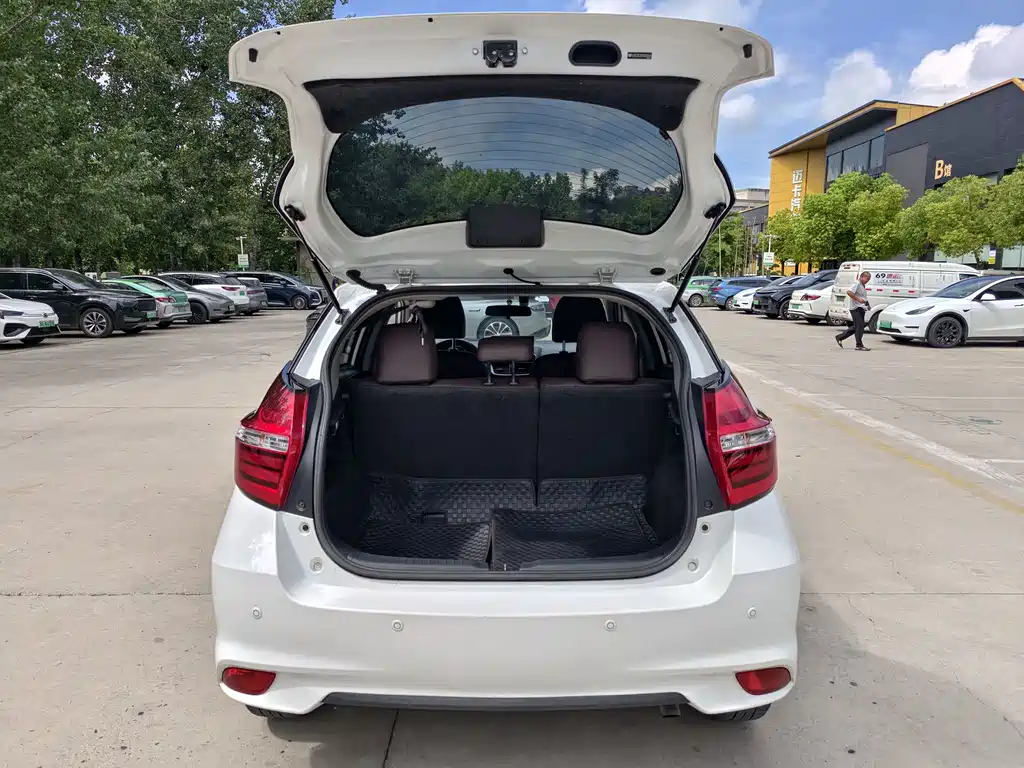Toyota Yaris L 2023 — фото 11