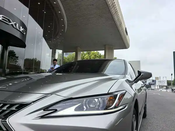 Lexus ES 2024
