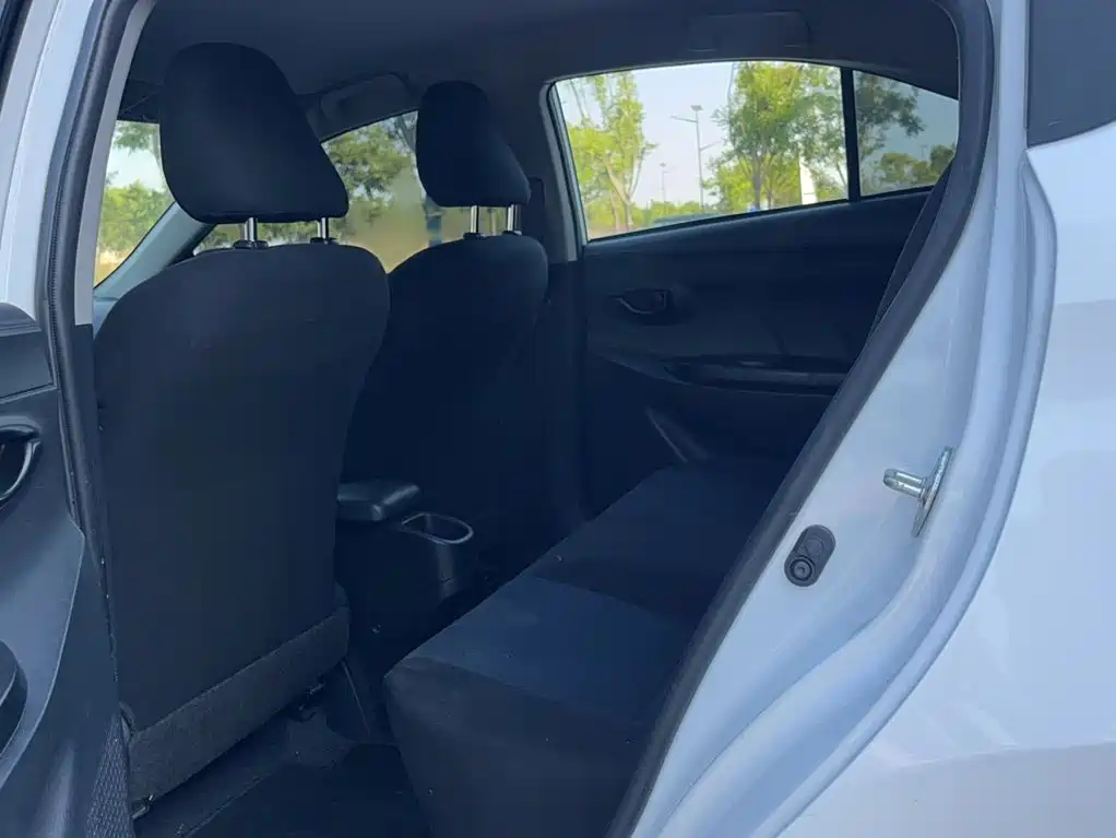 Toyota Yaris L 2017 — фото 23