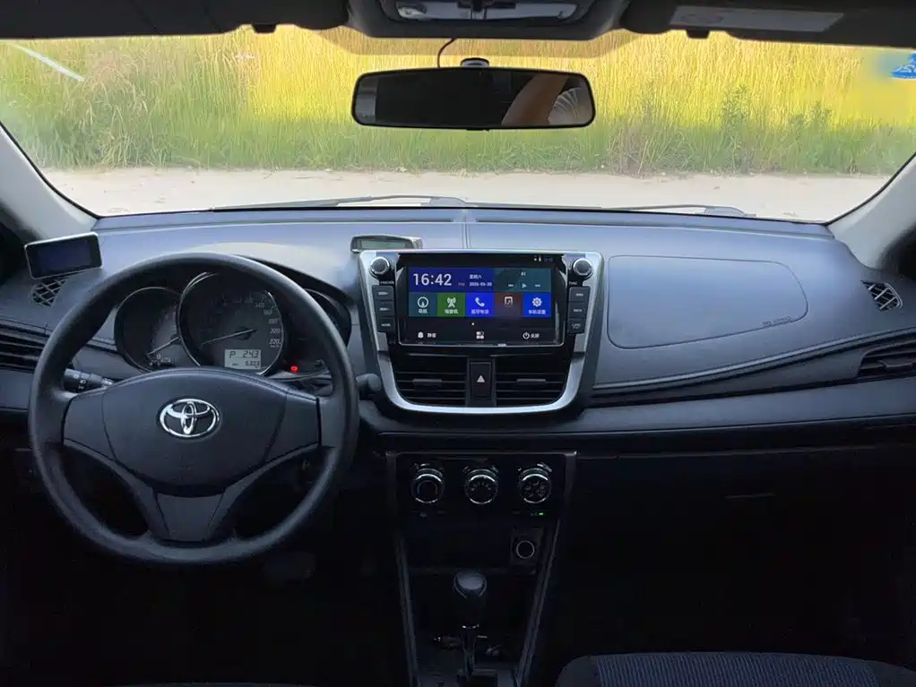 Toyota Yaris L 2017 — фото 25