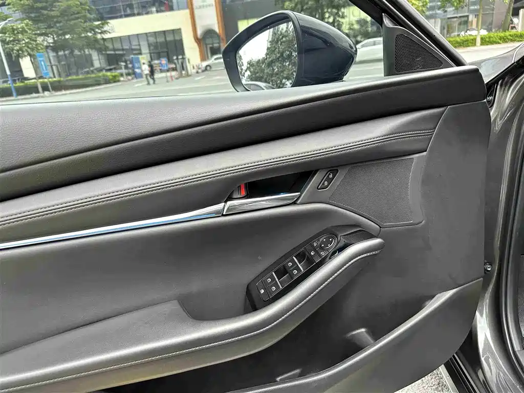 Mazda 3 Axela 2022 — фото 17