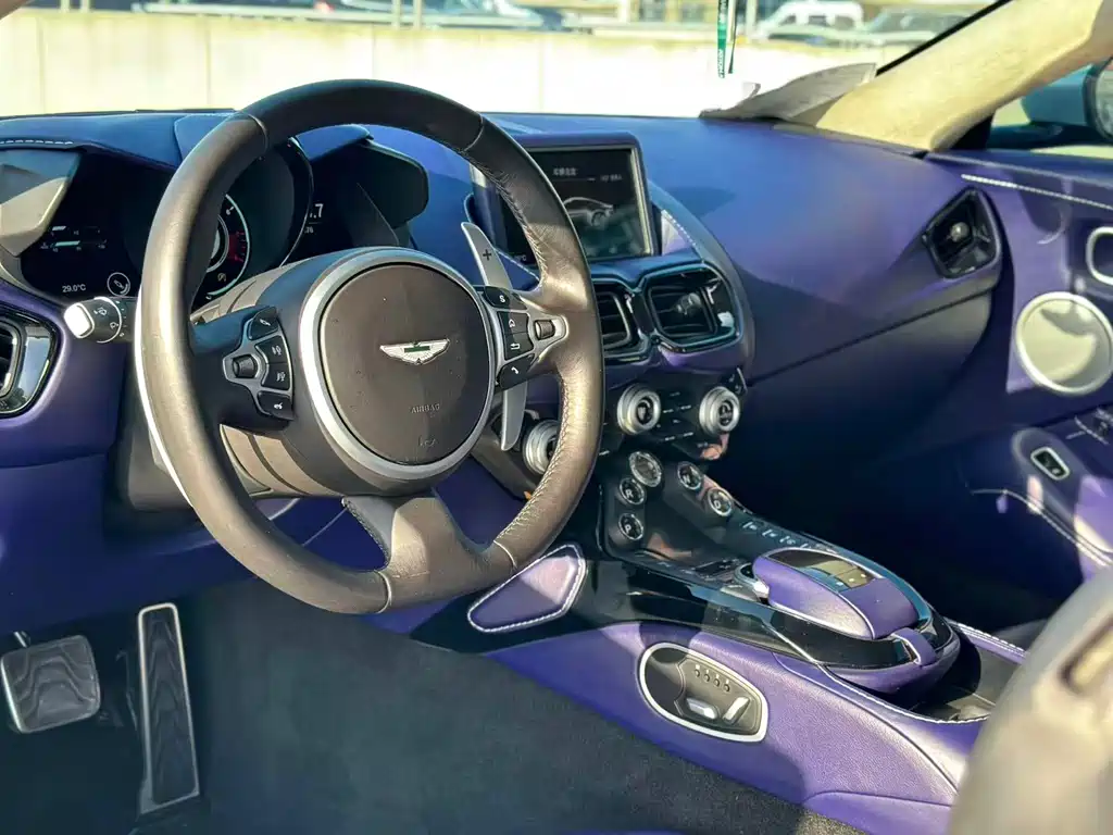 Aston Martin V8 Vantage 2018 — фото 10