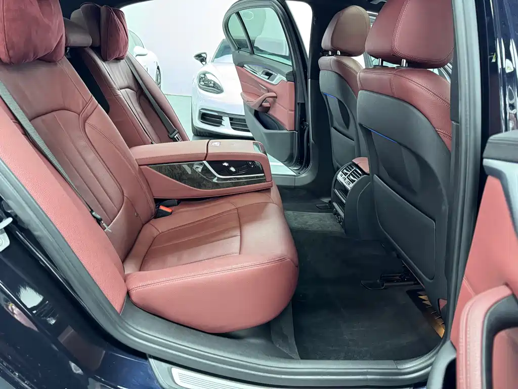 BMW 5 Series 2018 — фото 14