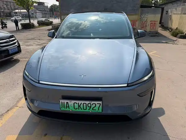 Tesla Model Y 2025
