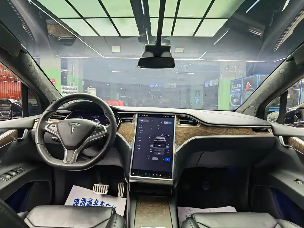 Tesla Model X 2018 — фото 8