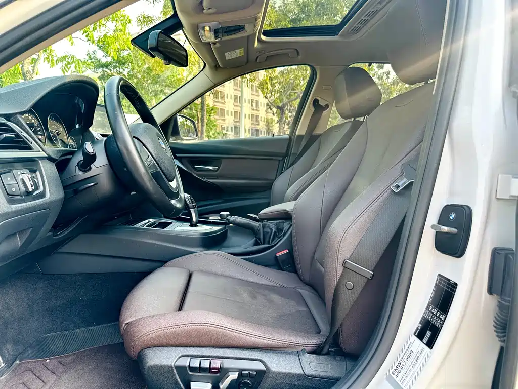 BMW 3 Series 2018 — фото 11