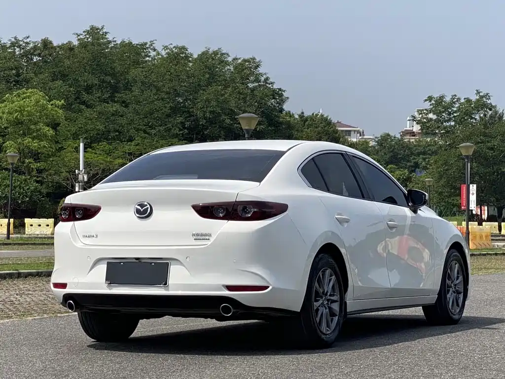 Mazda 3 Axela 2022 — фото 11