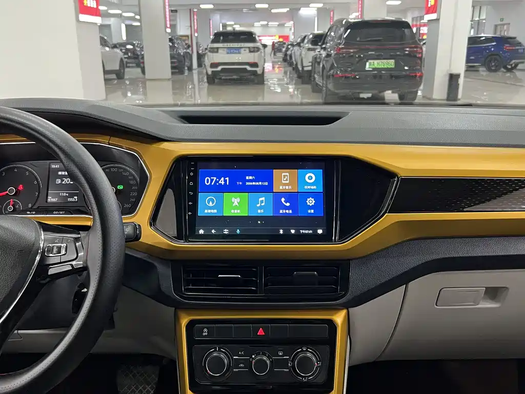 Volkswagen T-Cross 2020 — фото 11