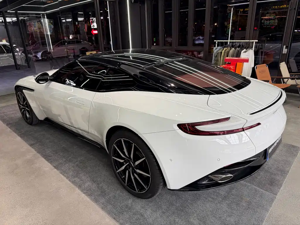 Aston Martin DB11 2018 — фото 19