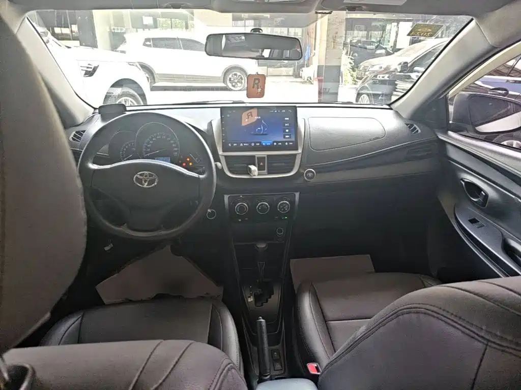 Toyota Yaris L 2018 — фото 10