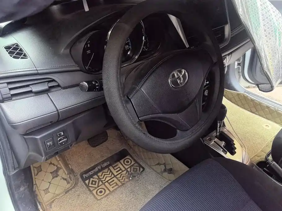 Toyota Yaris L 2017 — фото 12