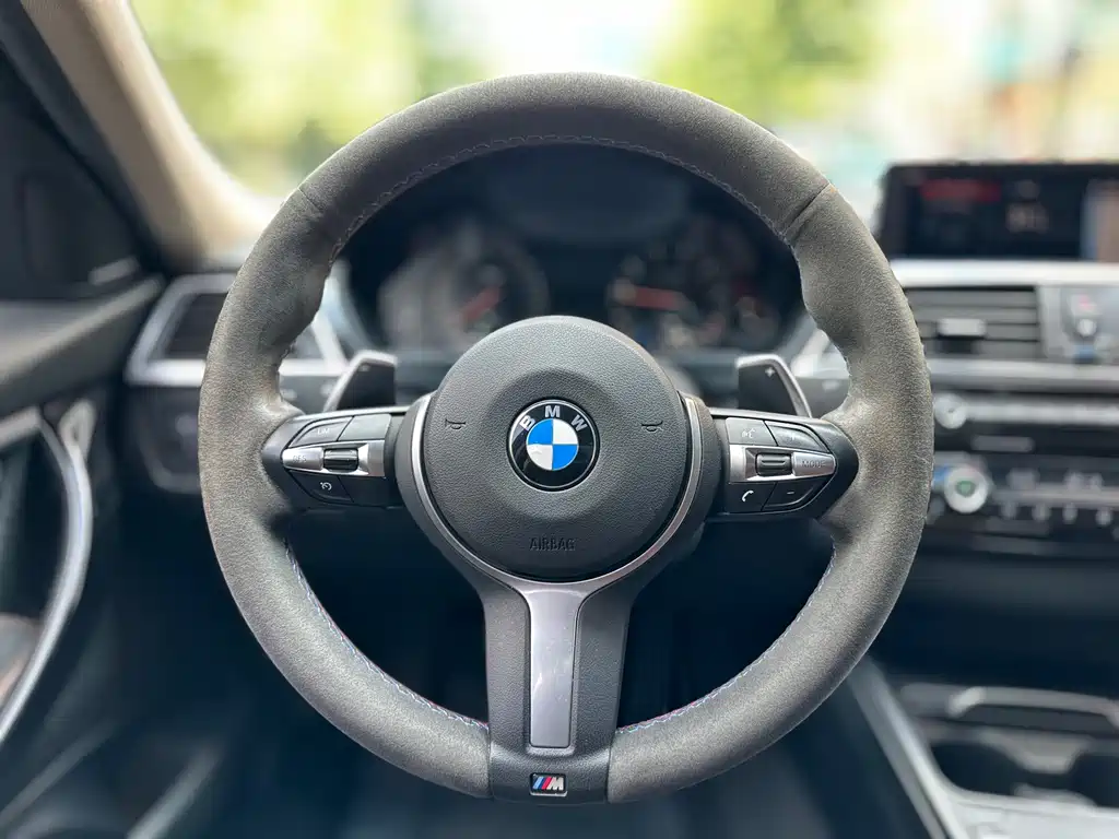 BMW 3 Series 2018 — фото 19