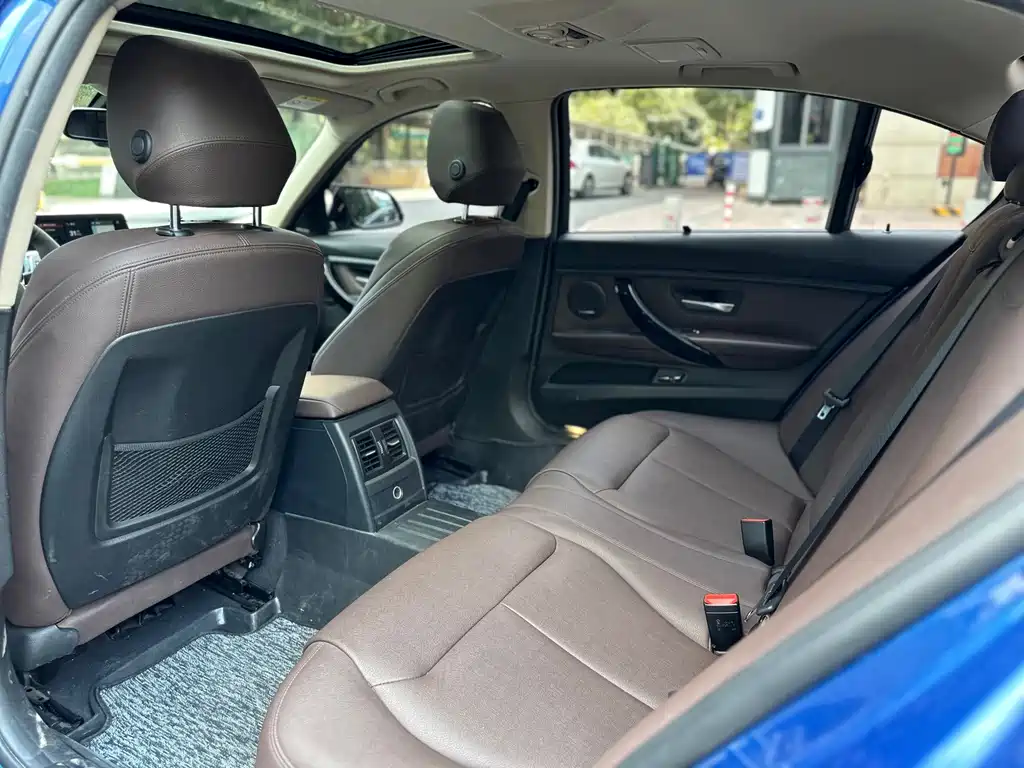 BMW 3 Series 2018 — фото 14