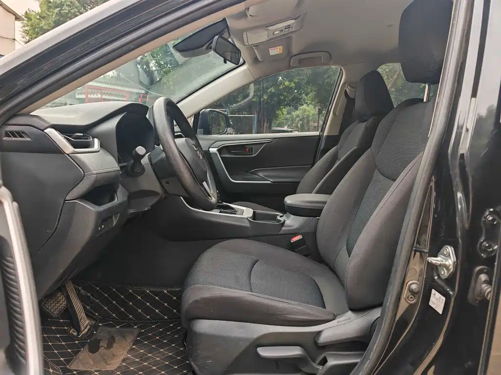 Toyota RAV4 2023 — фото 10