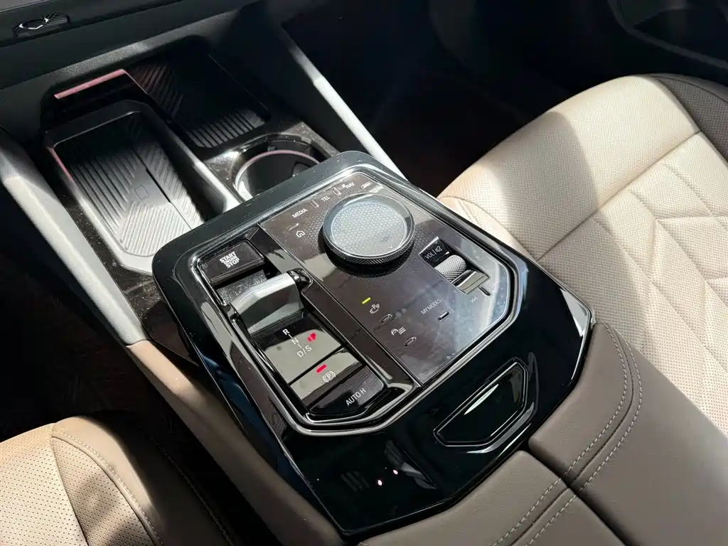 BMW 5 Series 2025 — фото 10