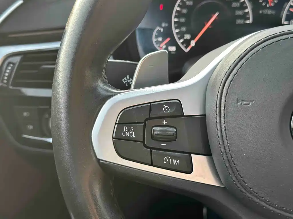 BMW 5 Series 2019 — фото 16