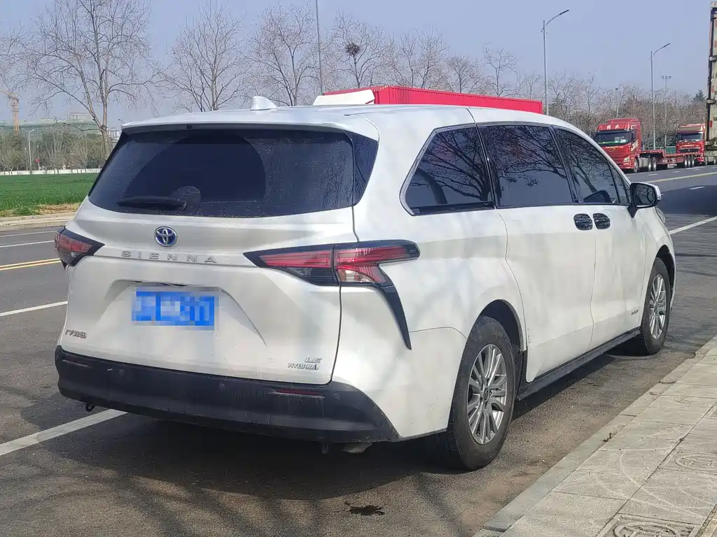 Toyota Sienna 2023 — фото 12