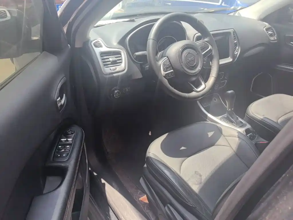 Jeep Compass 2017 — фото 16