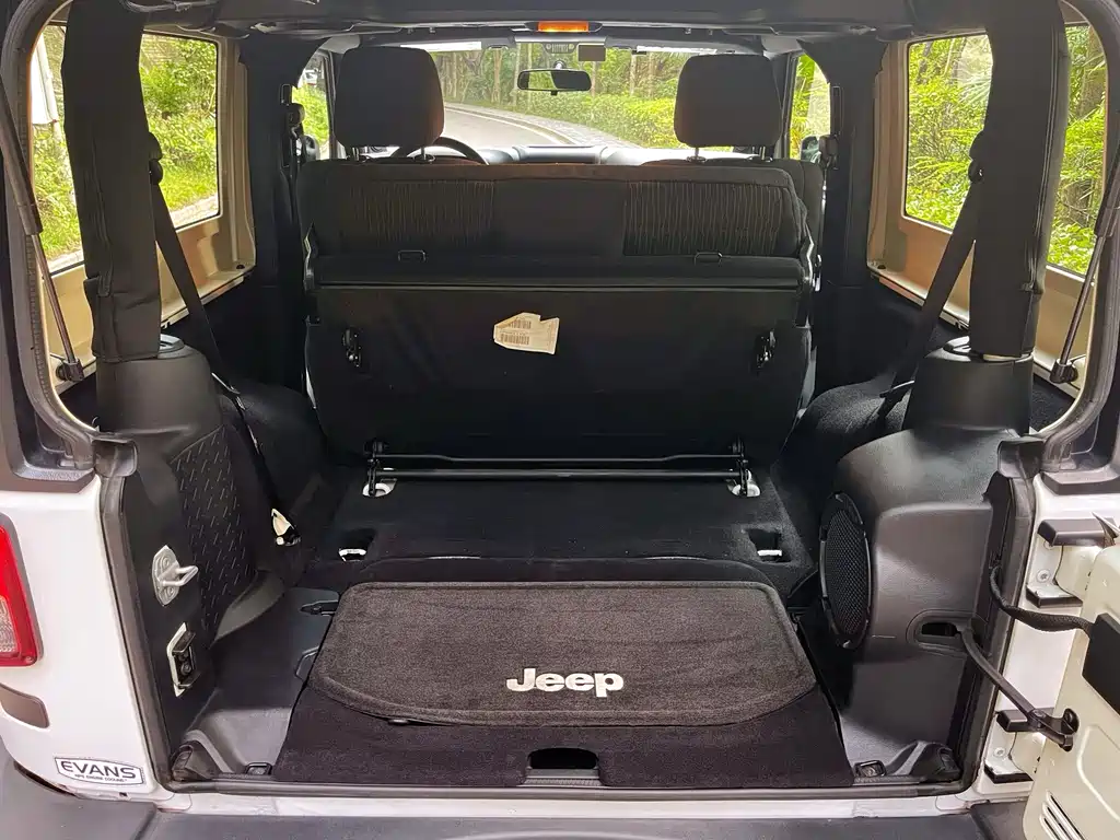 Jeep Wrangler 2011 — фото 18