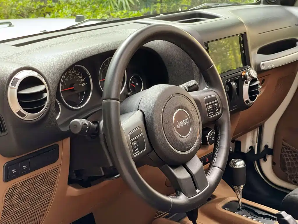 Jeep Wrangler 2011 — фото 29