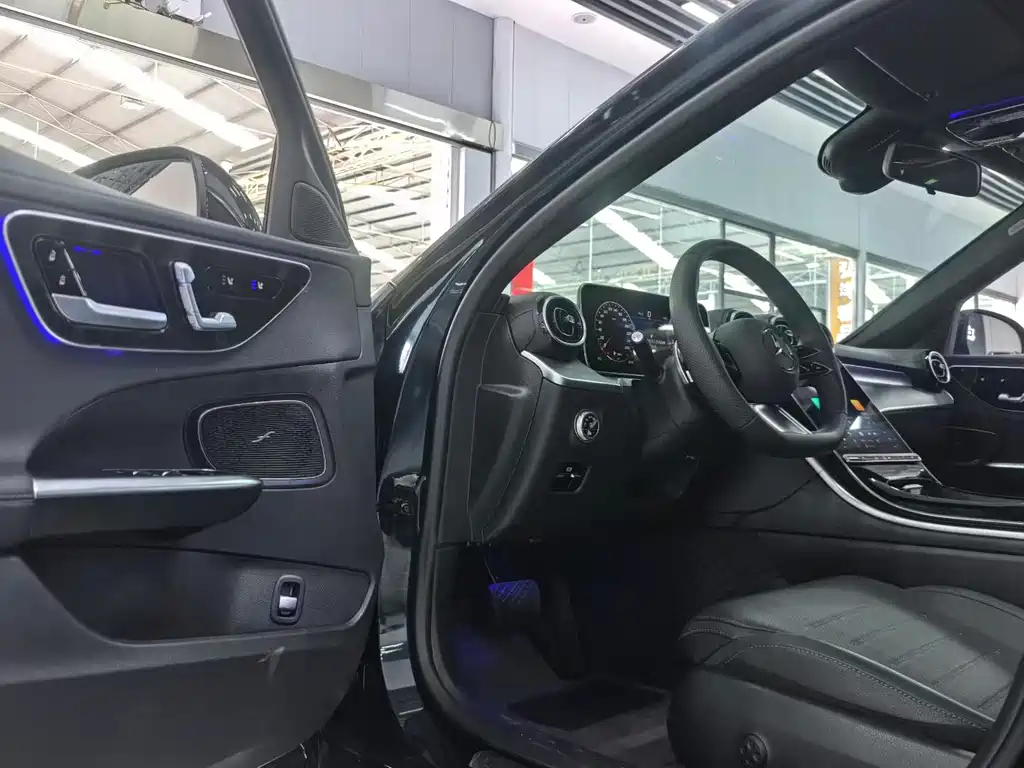 Mercedes-Benz C-Class 2025