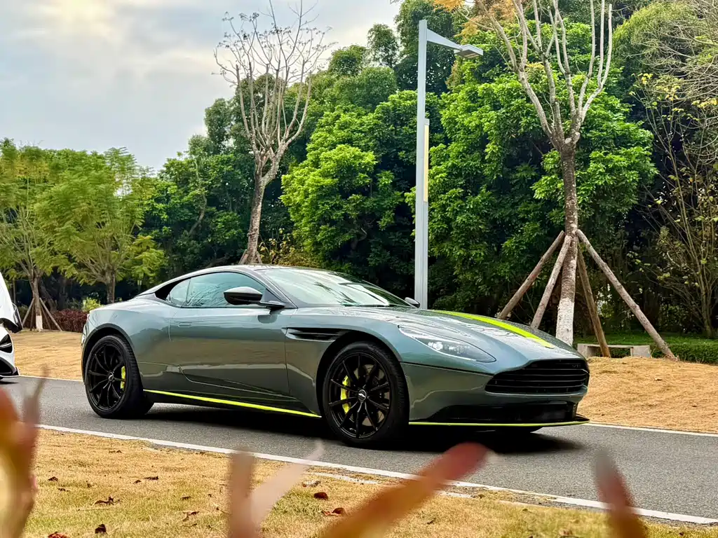 Aston Martin DB11 2019 — фото 14
