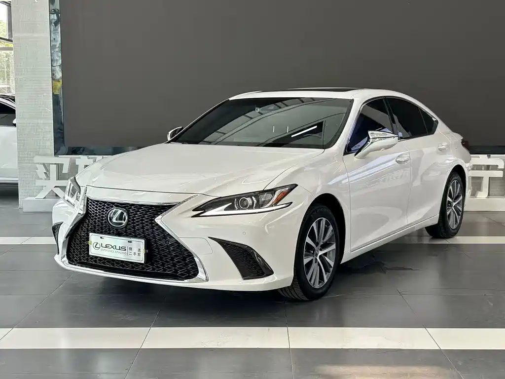 Lexus ES 2019 — фото 1
