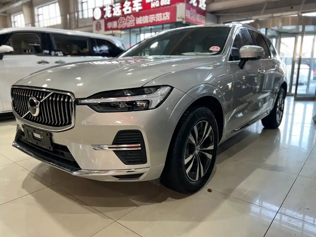 Volvo XC60 2022 — фото 1