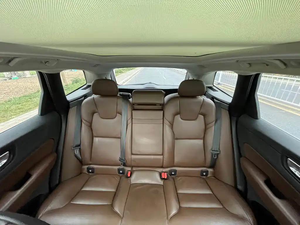 Volvo XC60 2020 — фото 23