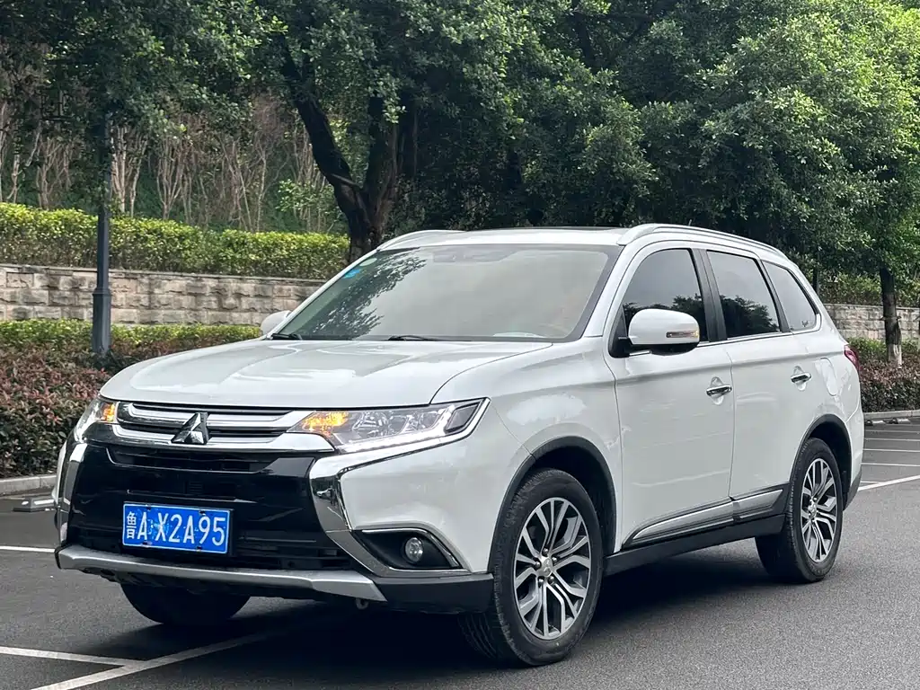 Mitsubishi Outlander 2017 — фото 1