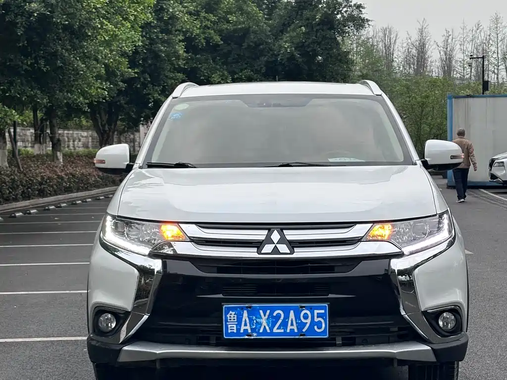 Mitsubishi Outlander 2017 — фото 2