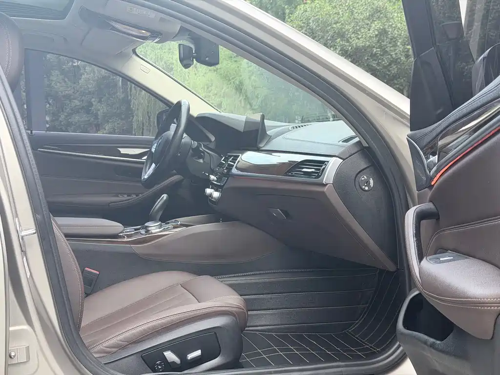 BMW 5 Series 2019 — фото 12