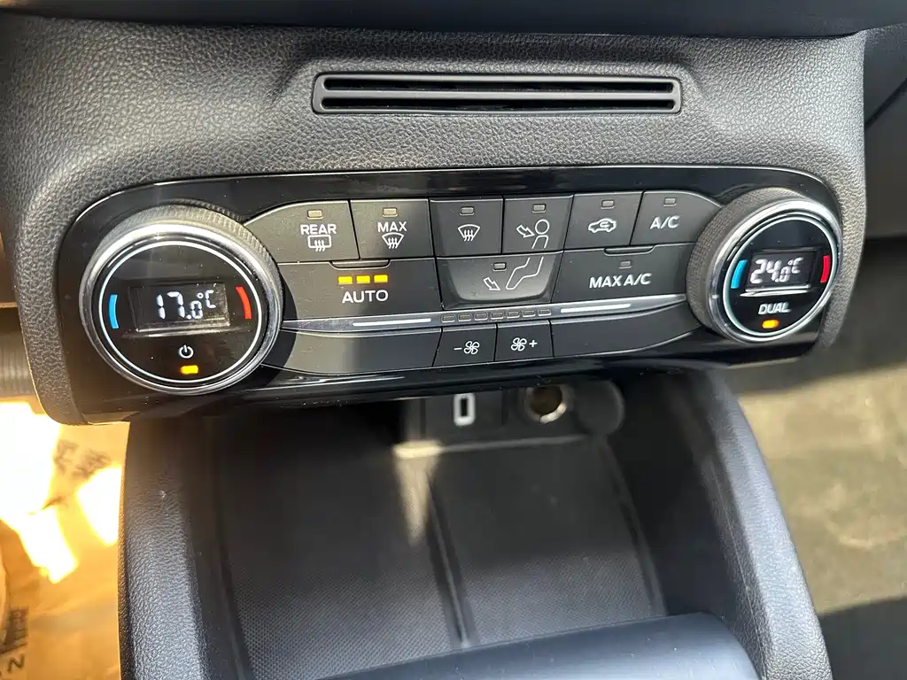 Ford Focus 2019 — фото 14