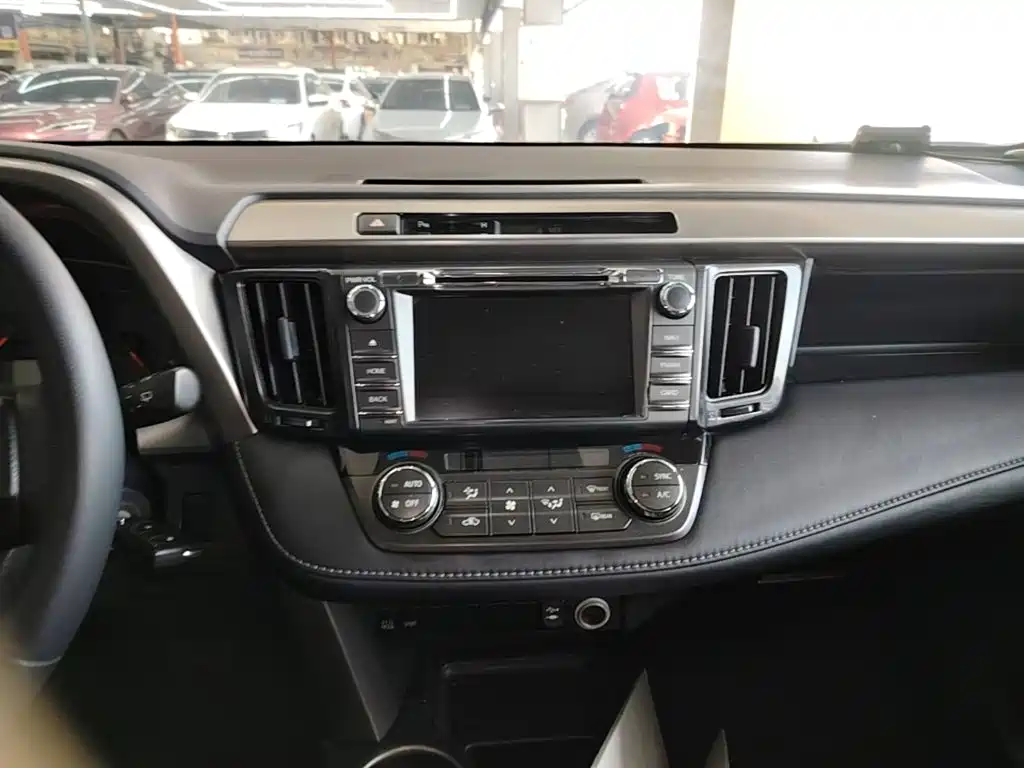 Toyota RAV4 2016 — фото 13