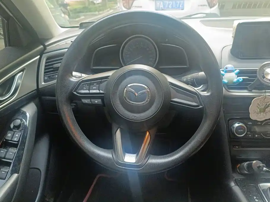 Mazda 3 Axela 2018 — фото 15
