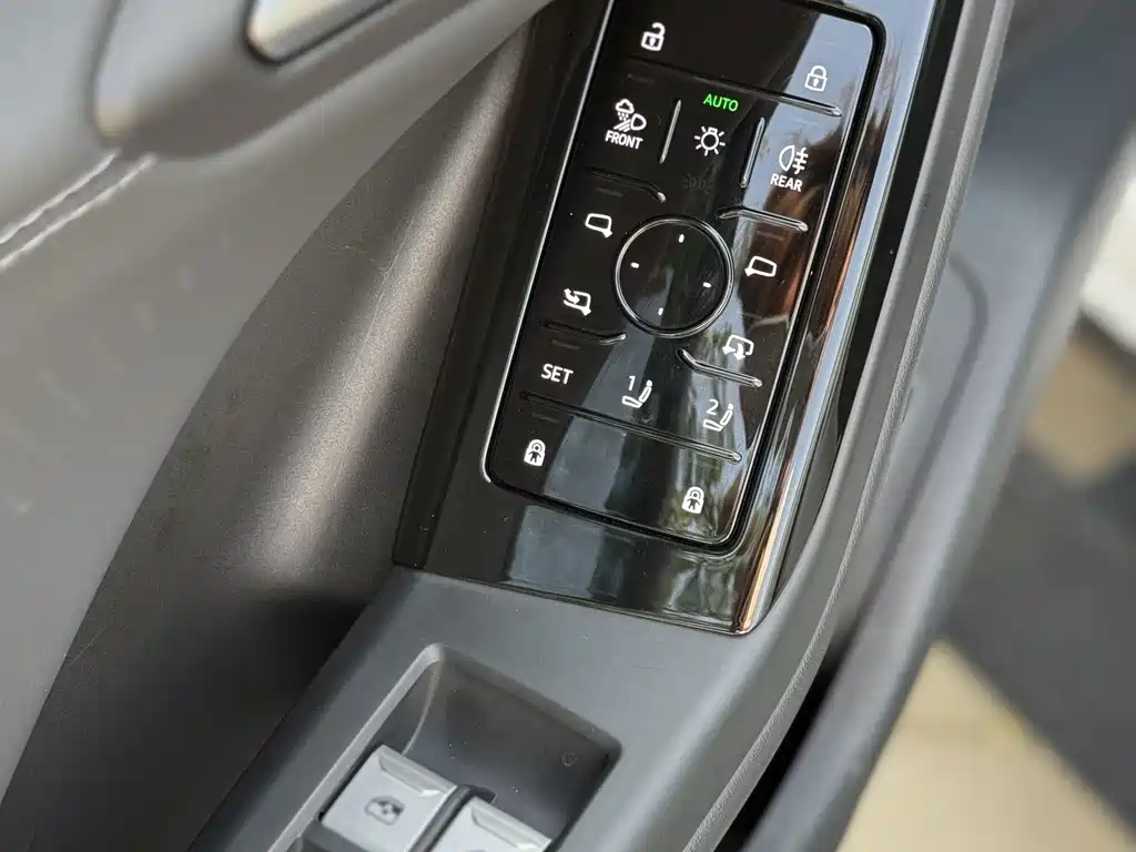 Audi Q6L e-tron 2025 — фото 12