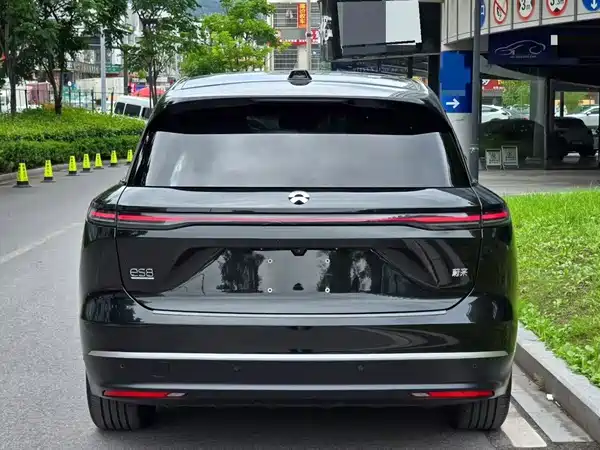 NIO ES8 2025
