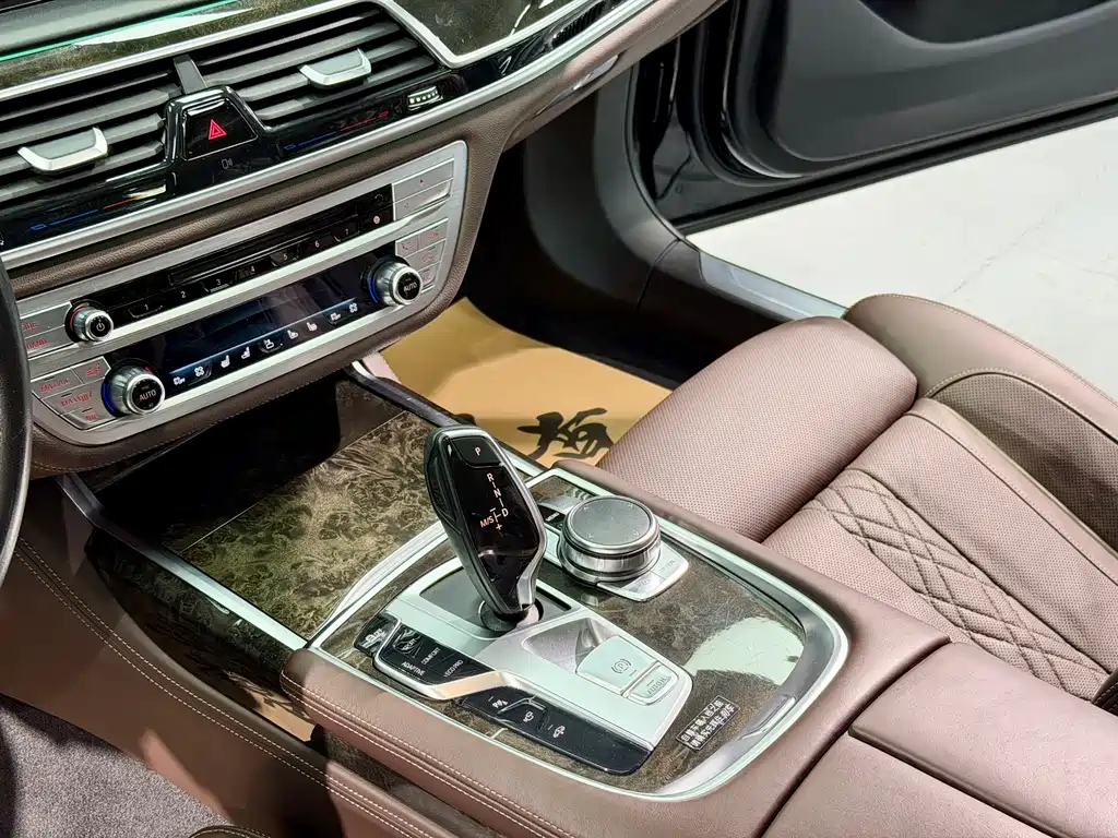 BMW 7 Series 2017 — фото 12