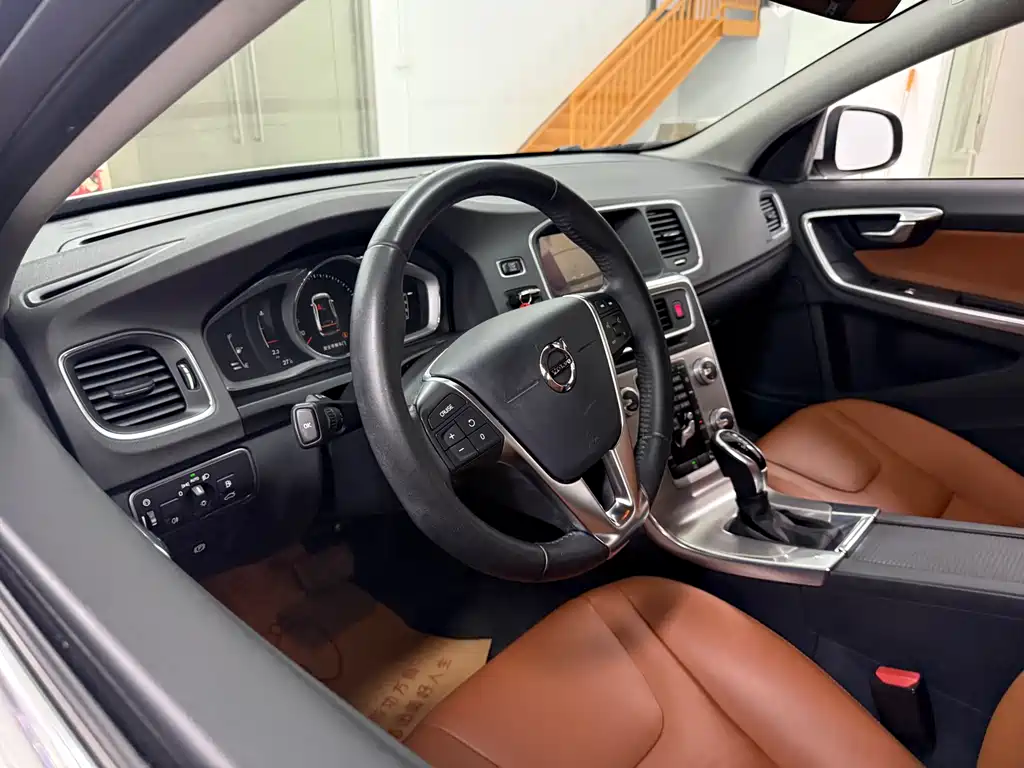Volvo S60 2019 — фото 11