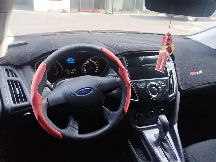 Ford Focus 2014 — фото 12