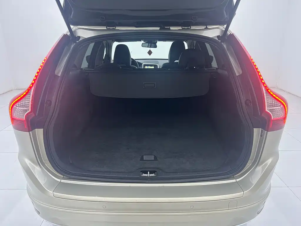 Volvo XC60 2017 — фото 15