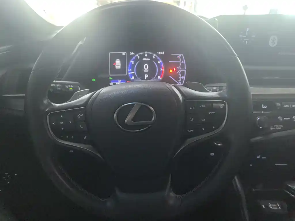 Lexus ES 2019 — фото 12