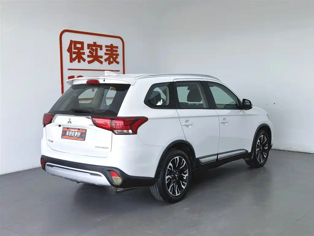 Mitsubishi Outlander 2019 — фото 2