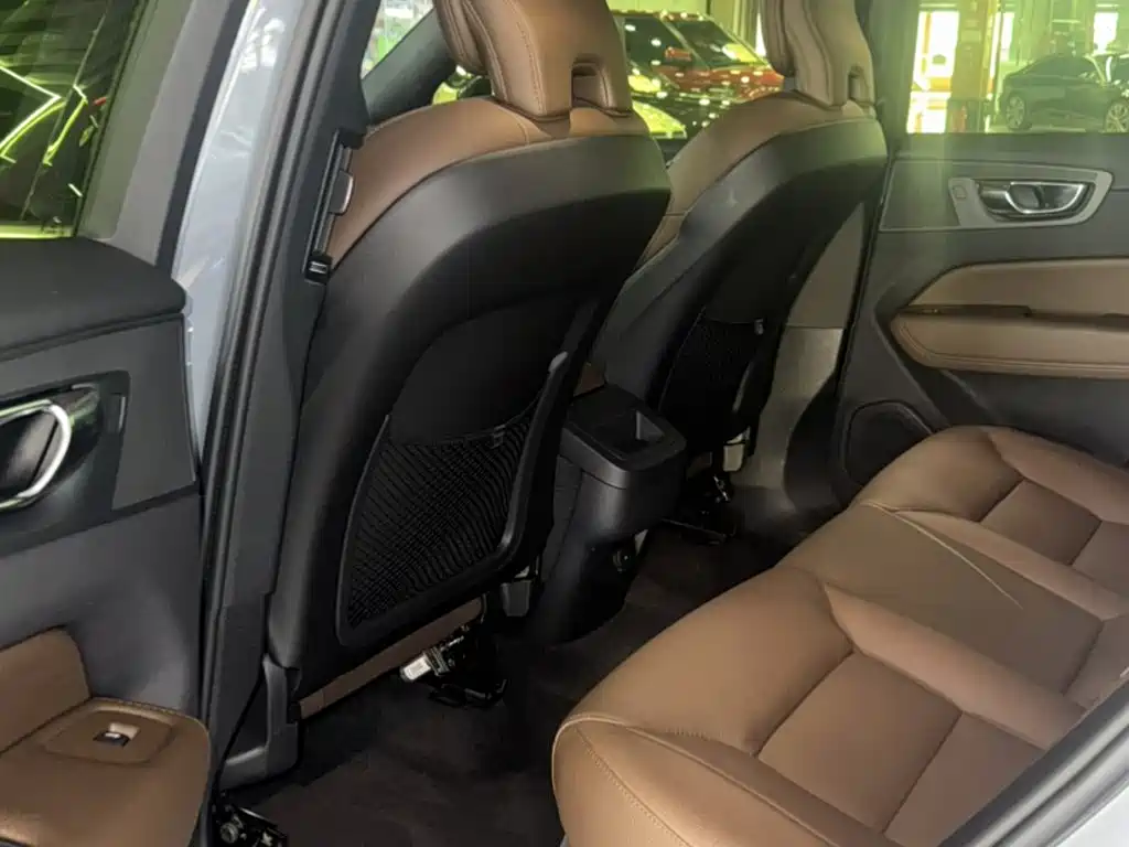 Volvo XC60 2021 — фото 11