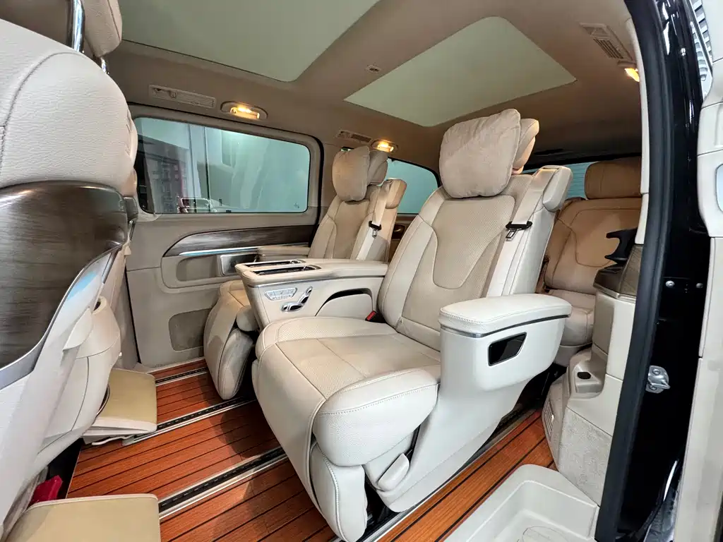 Mercedes-Benz V-Class 2023 — фото 7