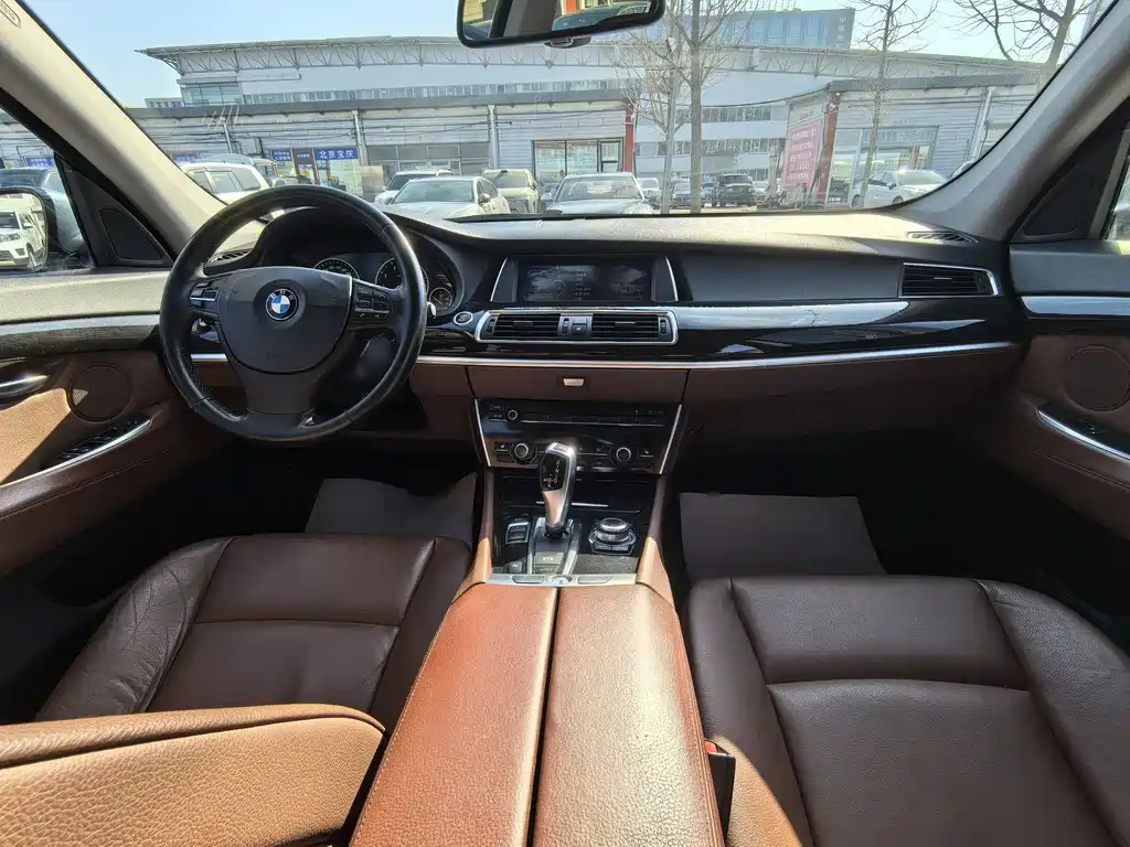 BMW 5 Series GT 2011 — фото 11