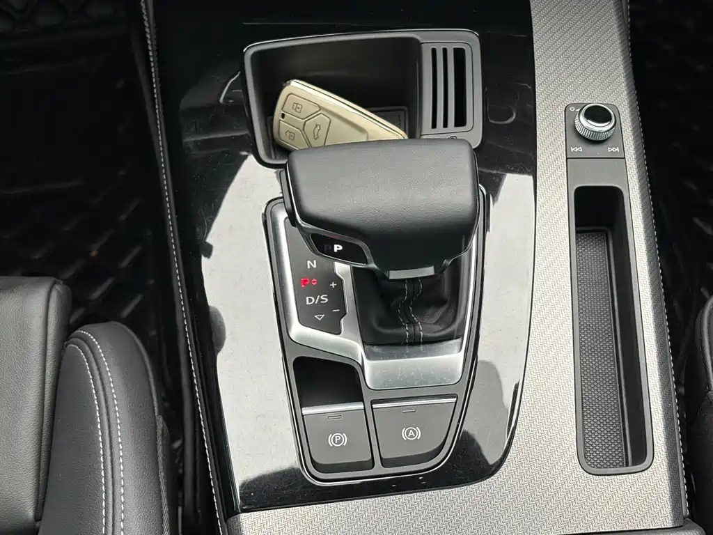 Audi Q5L 2023 — фото 18