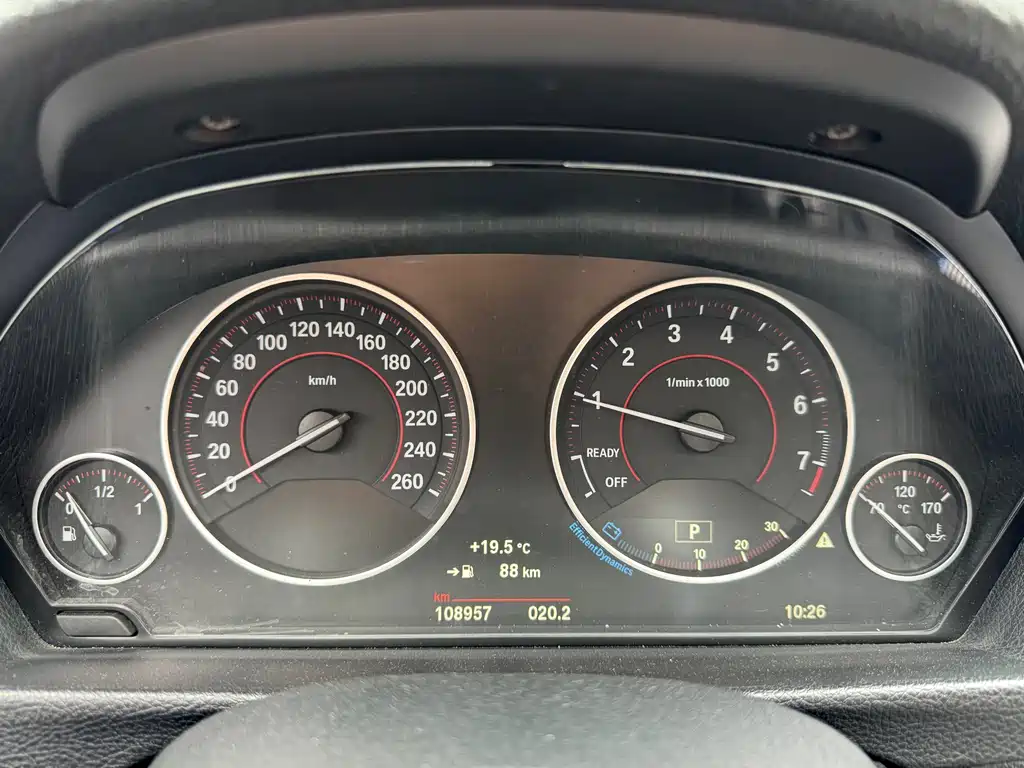 BMW 3 Series 2018 — фото 11